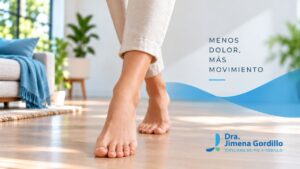 Mujer caminando de puntas, libre de dolor tras decidir operarse de los juanetes
